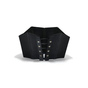 Corset 71458 noir porté sur fond blanc, confectionné en cuir pleine fleur rigide avec une coupe géométrique qui souligne la taille et la poitrine. Le système de laçage discret à l'arrière et la finition épurée ajoutent une touche élégante.