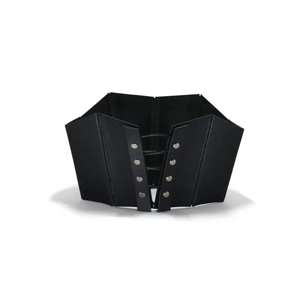 Corset 71458 noir porté sur fond blanc, confectionné en cuir pleine fleur rigide avec une coupe géométrique qui souligne la taille et la poitrine. Le système de laçage discret à l'arrière et la finition épurée ajoutent une touche élégante.