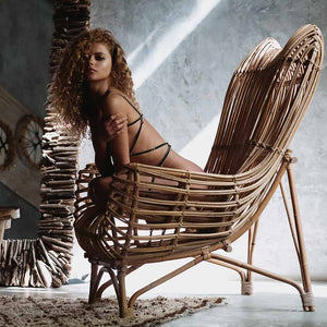 Playsuit Agnès de la marque Couture de nuit inspirés du bondage. Le produit est confectionné d’élastiques en velours couleur olive et de curseurs et anneaux en plaqué or. La forme du produit enveloppe les deux seins et se recroisent sur un anneau central placé au nombril qui repartent jusqu’aux hanches. Deux maintiens dorsaux sont présents, l’un sur le milieu du dos et l’autre sur le haut du fessiers. Deux tours de jambes sont également reliés à l’ensemble.
