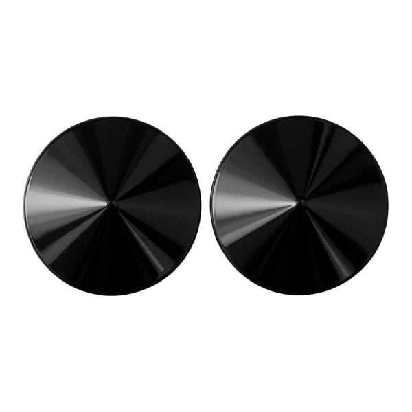 Modèle portant des cache-tétons noirs Seduction à surface lisse avec pointe conique centrale, photographiée sur fond blanc dans une mise en scène épurée et contemporaine.