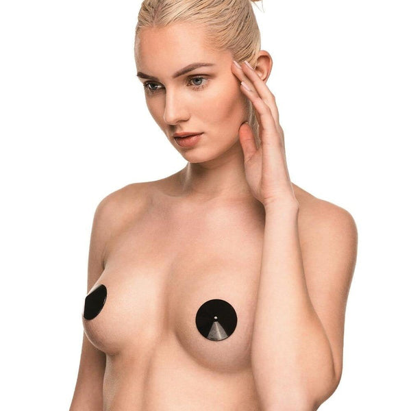 Modèle portant des cache-tétons noirs Seduction à surface lisse avec pointe conique centrale, photographiée sur fond blanc dans une mise en scène épurée et contemporaine.
