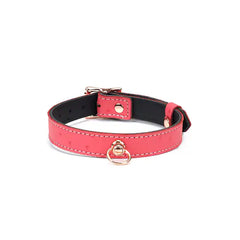 Choker O en cuir rose cerisier, embossé peau d’autruche, avec anneau central. Finition métal or rose, ajustable avec boucle dorée. Accessoire fétichiste chic pour marquer l’appartenance.