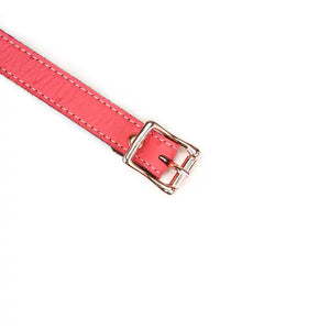 Choker Cœur en cuir rose embossé peau d’autruche avec cœur central en métal or rose. Boucle métallique robuste. Accessoire fétichiste séduisant et affirmatif. Ajustable pour un confort parfait.