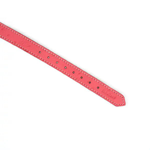 Choker Cœur en cuir rose embossé peau d’autruche avec cœur central en métal or rose. Boucle métallique robuste. Accessoire fétichiste séduisant et affirmatif. Ajustable pour un confort parfait.