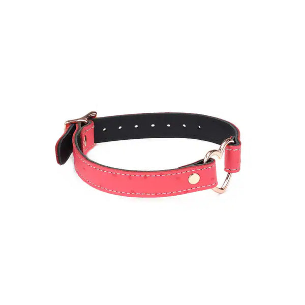 Choker Cœur en cuir rose embossé peau d’autruche avec cœur central en métal or rose. Boucle métallique robuste. Accessoire fétichiste séduisant et affirmatif. Ajustable pour un confort parfait.