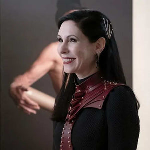 Image issue d'un film ou série ou une femme porte un haut Una Burke en cuir rouge.