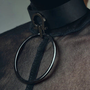 Collier tour de cou noir avec anneau métallique, choker design moderne