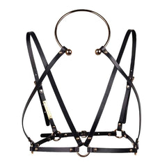 Harnais de bondage Amata en cuir noir de la marque Elif Domanic. Ce harnais est conçu de lanières en cuir noir et de fines boucles argentées. Le harnais se porte par le biais d’un tour de cou rigide et circulaire avec une ouverture pour l’avant du cou, les lanières y sont accrochées grâce à de petits clous et forment la poitrine, les bretelles et le maintien du dessous de la poitrine.