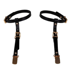 Harnais de Bras en cuir noir de la marque Elif Domanic. Ce produit est confectionné d’un tour de bras et d’une lanière pendante ornés d’attaches, pinces et clous dorés. Une boucle permet de d’attacher et de maintenir le produit autour du bras.