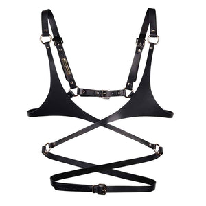 Soutien gorge en cuir noir de la marque Elif Domanic. Ce soutien gorge s’apparente presque à la forme d’un harnais grâce à ses tours de taille en cuir qui s’attache au niveau du nombril par le biais d’une fine boucle argenté. La poitrine est cachée par une pièce recouvrant une petite partie des seins. Cet ensemble est relié aux bretelles par deux anneaux argentés avec à l’arrière une lanière munie d’une boucle et de quelques clous. A l’intérieur de la bretelle de droite se trouve une plaquette argentée embo