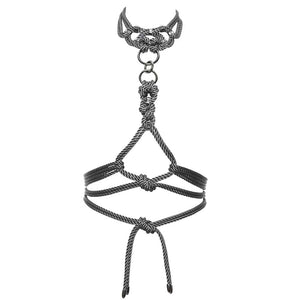 «Megami» signifie déesse en japonais. Le set Megami se compose d’un harnais Self-Tie à composer et à nouer soi-même et d’un collier amovible. Le harnais Self-tie vous permettra toutes les combinaisons possibles, l’imagination sera votre seule limite… Le Self-Tie est une longueur supplémentaire de cordes qui s’attache au tour de cou avec un petit anneau mousqueton. Il peut être enroulé autour du corps et est réglable, il peut être noué avec un simple nœud à la fois dans le dos et sur le devant. Le collier de