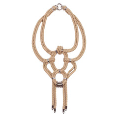 Ce collier Resu de type sautoir mettra en valeur votre décolleté et accessoirisera vos plus belles tenues de façon très originale. De la corde de coton ciré de 8mn est nouée et entrelacée de manière symétrique pour former une pièce d’exception. Fermeture sur la nuque. Taille unique & ajustable. La longueur totale du collier : 55 cm. Ce magnifique collier est disponible chez Brigade Mondaine.