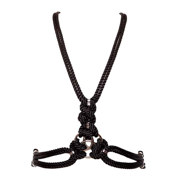 ‘San Harness’ est intimement lié avec une corde en polyester, il est fini avec du matériel en alliage de zinc et en laiton. Traversant la poitrine avec deux lignes traversant le corps, il présente une pièce maîtresse décorative avec trois anneaux métalliques entrelacés. Attaché au cou et à la taille naturelle par des anneaux mousquetons, ‘ San ‘ est comme une ceinture harnais qui encadre le corps avec élégance. Un fermoir et une chaîne à l’arrière peuvent être ajustés pour un ajustement personnalisé. Dispon