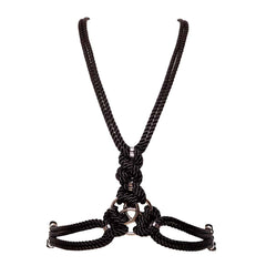 ‘San Harness’ est intimement lié avec une corde en polyester, il est fini avec du matériel en alliage de zinc et en laiton. Traversant la poitrine avec deux lignes traversant le corps, il présente une pièce maîtresse décorative avec trois anneaux métalliques entrelacés. Attaché au cou et à la taille naturelle par des anneaux mousquetons, ‘ San ‘ est comme une ceinture harnais qui encadre le corps avec élégance. Un fermoir et une chaîne à l’arrière peuvent être ajustés pour un ajustement personnalisé. Dispon