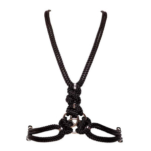 ‘San Harness’ est intimement lié avec une corde en polyester, il est fini avec du matériel en alliage de zinc et en laiton. Traversant la poitrine avec deux lignes traversant le corps, il présente une pièce maîtresse décorative avec trois anneaux métalliques entrelacés. Attaché au cou et à la taille naturelle par des anneaux mousquetons, ‘ San ‘ est comme une ceinture harnais qui encadre le corps avec élégance. Un fermoir et une chaîne à l’arrière peuvent être ajustés pour un ajustement personnalisé. Dispon