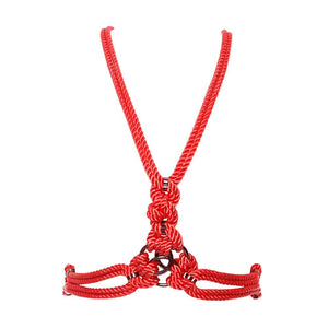 ‘San Harness’ est intimement lié avec une corde en polyester, il est fini avec du matériel en alliage de zinc et en laiton. Traversant la poitrine avec deux lignes traversant le corps, il présente une pièce maîtresse décorative avec trois anneaux métalliques entrelacés. Attaché au cou et à la taille naturelle par des anneaux mousquetons, ‘ San ‘ est comme une ceinture harnais qui encadre le corps avec élégance. Un fermoir et une chaîne à l’arrière peuvent être ajustés pour un ajustement personnalisé. Dispon