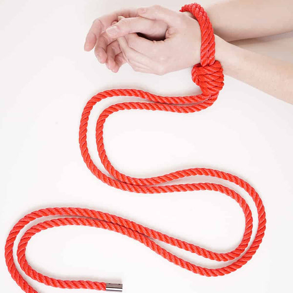 Ce set Self-Tie de menottes à faire soi-même est idéal pour entrer dans l’univers du Shibari. Fabriqué à partir de corde de polyester de 8 mm, douce et confortable sur la peau, attachée par un nœud coulant et dotée de pointes en métal. Les poignets peuvent être noués autour des chevilles ou du poignet pour une «capture rapide». La sangle est réglable afin que vous puissiez faire le nœud aussi serré que votre partenaire peut le supporter, puis desserrez simplement le nœud et enfilez et retirez pour laisser p