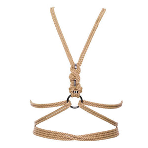 Basé sur la révision emblématique de FOA de l’art japonais du bondage à la corde, le harnais à nouer Torso super polyvalent est aussi unique et différent que vous pouvez l’imaginer. Avec une structure de base à motif « hishi » en corde de polyester souple et une quincaillerie en laiton et en alliage de zinc couleur bronze, notre nouveau harnais offre une longueur supplémentaire de corde lâche vous permettant de profiter de la créativité et de la polyvalence de compléter le harnais dans vos propres conceptio