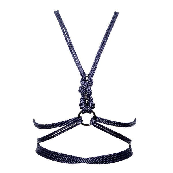 Basé sur la révision emblématique de FOA de l’art japonais du bondage à la corde, le harnais à nouer Torso super polyvalent est aussi unique et différent que vous pouvez l’imaginer. Avec une structure de base à motif « hishi » en corde de polyester souple et une quincaillerie en laiton et en alliage de zinc couleur bronze, notre nouveau harnais offre une longueur supplémentaire de corde lâche vous permettant de profiter de la créativité et de la polyvalence de compléter le harnais dans vos propres conceptio