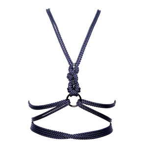 Basé sur la révision emblématique de FOA de l’art japonais du bondage à la corde, le harnais à nouer Torso super polyvalent est aussi unique et différent que vous pouvez l’imaginer. Avec une structure de base à motif « hishi » en corde de polyester souple et une quincaillerie en laiton et en alliage de zinc couleur bronze, notre nouveau harnais offre une longueur supplémentaire de corde lâche vous permettant de profiter de la créativité et de la polyvalence de compléter le harnais dans vos propres conceptio