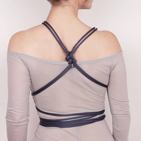 Basé sur la révision emblématique de FOA de l’art japonais du bondage à la corde, le harnais à nouer Torso super polyvalent est aussi unique et différent que vous pouvez l’imaginer. Avec une structure de base à motif « hishi » en corde de polyester souple et une quincaillerie en laiton et en alliage de zinc couleur bronze, notre nouveau harnais offre une longueur supplémentaire de corde lâche vous permettant de profiter de la créativité et de la polyvalence de compléter le harnais dans vos propres conceptio