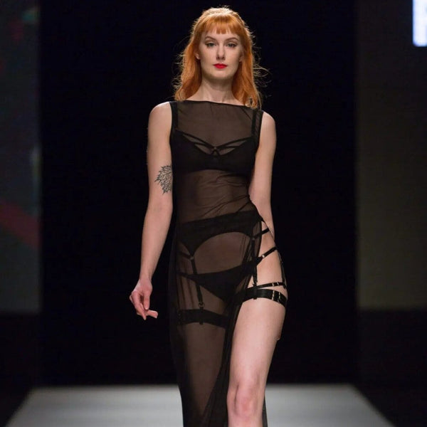 Robe en résille stretch noire longue tombé fluide fente haute sur la cuisse