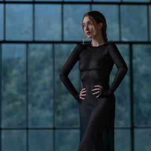 Robe en mesh noir QRUCIFIX avec dos entièrement lacé, portée de dos par un modèle, sélection Brigade Mondaine Paris