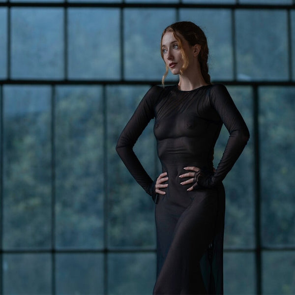 Robe en mesh noir QRUCIFIX avec dos entièrement lacé, portée de dos par un modèle, sélection Brigade Mondaine Paris