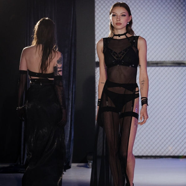 Soutien-gorge souple Moon FLASH en tulle noir avec sangles ajustables, porté sur mannequin, silhouette graphique et détails visibles - Brigade Mondaine Paris