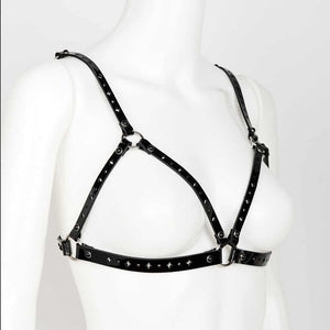 Le soutien-gorge cage Nero noir est entièrement réalisé à la main à Berlin dans les ateliers de la marque; Vous ne passerez jamais inaperçue avec cette pièce en cuir vernis incrusté de perles noires ! Portez ce soutien-gorge seul sous votre chemisier, votre robe ou à même la peau. Les découpes au laser à l’inspiration baroque ajoutent une touche de glamour à l’ensemble. Les élastiques satinés à l’arrière et le crochet permettent de l’ajuster parfaitement à votre morphologie. La taille est unique et ajustabl