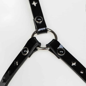 Le soutien-gorge cage Nero noir est entièrement réalisé à la main à Berlin dans les ateliers de la marque; Vous ne passerez jamais inaperçue avec cette pièce en cuir vernis incrusté de perles noires ! Portez ce soutien-gorge seul sous votre chemisier, votre robe ou à même la peau. Les découpes au laser à l’inspiration baroque ajoutent une touche de glamour à l’ensemble. Les élastiques satinés à l’arrière et le crochet permettent de l’ajuster parfaitement à votre morphologie. La taille est unique et ajustabl
