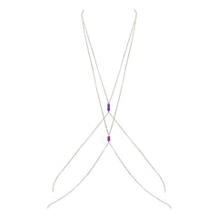 Bijou de corps avec croisement sur la poitrine et pierres violettes dos nu chez Brigade Mondaine