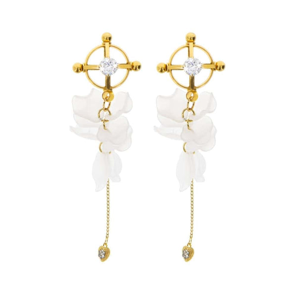 Modèle portant des pinces à tétons florales dorées avec pampilles translucides et chaîne fine, accessoire proposé par Brigade Mondaine Paris.