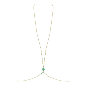 Bijoux de buste Courage de la collection Deviant Spirits de la marque Fungi Elica D Oro. Ce bijoux de buste est classique dans la forme. Il s’attache à l’aide d’une chaine à la nuque et aux lombaires, les deux chaines s’entrelacent au niveau du bas des côtes à l’aide d’une pierre verte en Amazonite. Les chaines sont ornées de cristaux Swarovski. L’ensemble est confectionnée à partir de plaqué or 24 carats.