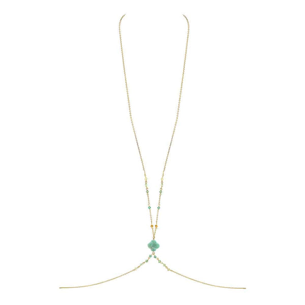 Bijoux de buste Courage de la collection Deviant Spirits de la marque Fungi Elica D Oro. Ce bijoux de buste est classique dans la forme. Il s’attache à l’aide d’une chaine à la nuque et aux lombaires, les deux chaines s’entrelacent au niveau du bas des côtes à l’aide d’une pierre verte en Amazonite. Les chaines sont ornées de cristaux Swarovski. L’ensemble est confectionnée à partir de plaqué or 24 carats.