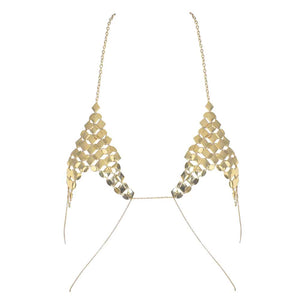 Bijoux de buste Stay Wild de la marque Fungi Elica D Oro. Ce bijoux se porte tel un soutien gorge et s’attache dans le bas du dos et à la nuque. Les deux bonnets cachant les seins sont recouverts de petits carré en plaqué or 24 carats placé de manière triangulaire. Les carrés sont reliés les uns aux autres grâce à de petits crochets. Le bas des seins n’est pas recouvert.