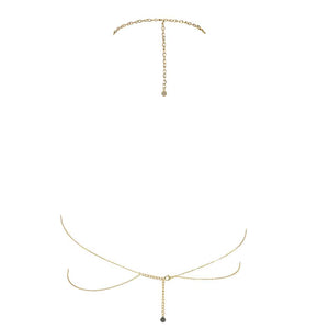 Bijoux de buste Stay Wild de la marque Fungi Elica D Oro. Ce bijoux se porte tel un soutien gorge et s’attache dans le bas du dos et à la nuque. Les deux bonnets cachant les seins sont recouverts de petits carré en plaqué or 24 carats placé de manière triangulaire. Les carrés sont reliés les uns aux autres grâce à de petits crochets. Le bas des seins n’est pas recouvert.