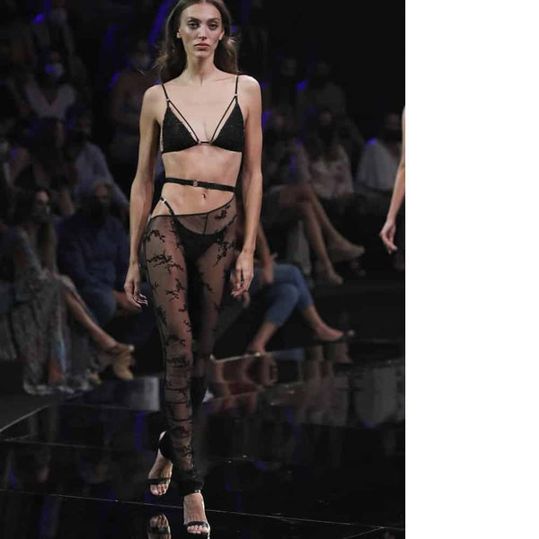 Ensemble Iggy Gonzales Affaires : Bralette en tulle de soie avec volants métalliques et legging en dentelle florale en velours, ajustable à la morphologie. Pièces de luxe en 20 exemplaires numérotés.