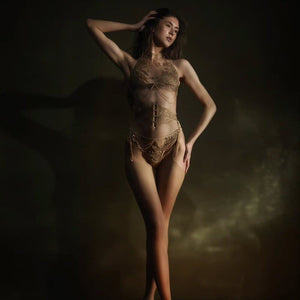 Corset porte-jarretelles Aimée de la marque CELINE-MARIE, sélectionné par Brigade Mondaine Paris, porté par un modèle en studio sombre, mettant en valeur la structure du corset, les jarretelles intégrées et les détails raffinés.