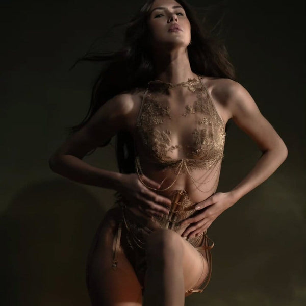 Corset porte-jarretelles Aimée de la marque CELINE-MARIE, sélectionné par Brigade Mondaine Paris, porté par un modèle en studio sombre, mettant en valeur la structure du corset, les jarretelles intégrées et les détails raffinés.