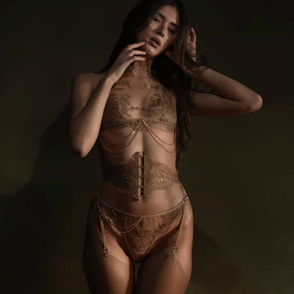 Corset porte-jarretelles Aimée de la marque CELINE-MARIE, sélectionné par Brigade Mondaine Paris, porté par un modèle en studio sombre, mettant en valeur la structure du corset, les jarretelles intégrées et les détails raffinés.
