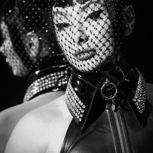 Modèle portant le collier Bondage Serpens HOUSE OF SXN en cuir noir avec chaîne métallique, sélection Brigade Mondaine Paris