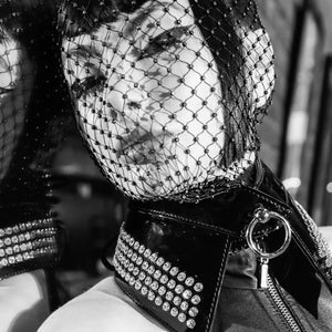 Modèle portant le collier Bondage Serpens HOUSE OF SXN en cuir noir avec chaîne métallique, sélection Brigade Mondaine Paris
