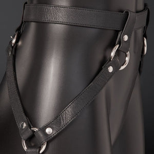 Photo Détail Coté Packshot Harrnais Cuir de Vachette Noir Sangles Boucles et Anneaux Argentés