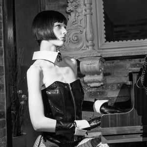 Photo Femme Corset Serpens Cuir Noir et Collier Bondage Cuir Blanc