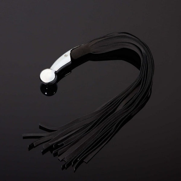 Photo Packshot Fouet Monarch Noir en Cuir de Vachette et Métal