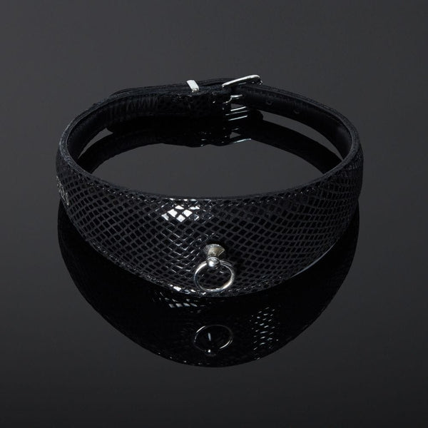 Packshot Collier Bondage Cuir Embossé Vachette Noir Serpens Brillant et O-Ring en Métal