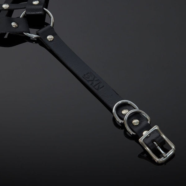 Packshot Masque Bondage en Cuir de Vachette Noir et Cristaux