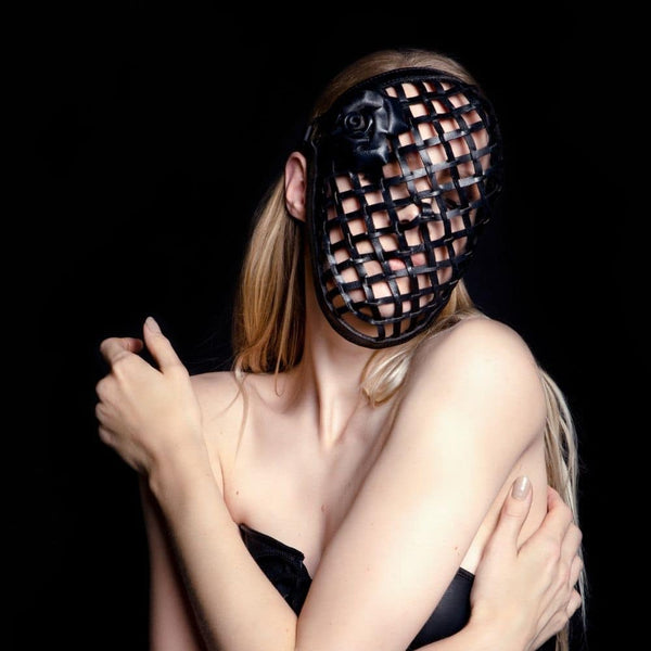 Photo Femme portant Masque Cuir Vegetal avec Angles en cuir noir finement Tissées, Ornées d’une Paire de Roses en Cuir Noir Amovibles Le Contour du Masque est Légèrement Rembourré en Daim fais à la Main