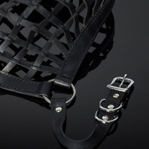 Détail sur la Sangle du Packshot de Devant d'un Masque en Lanières en Cuir et Rose en Cuir couleur Noir